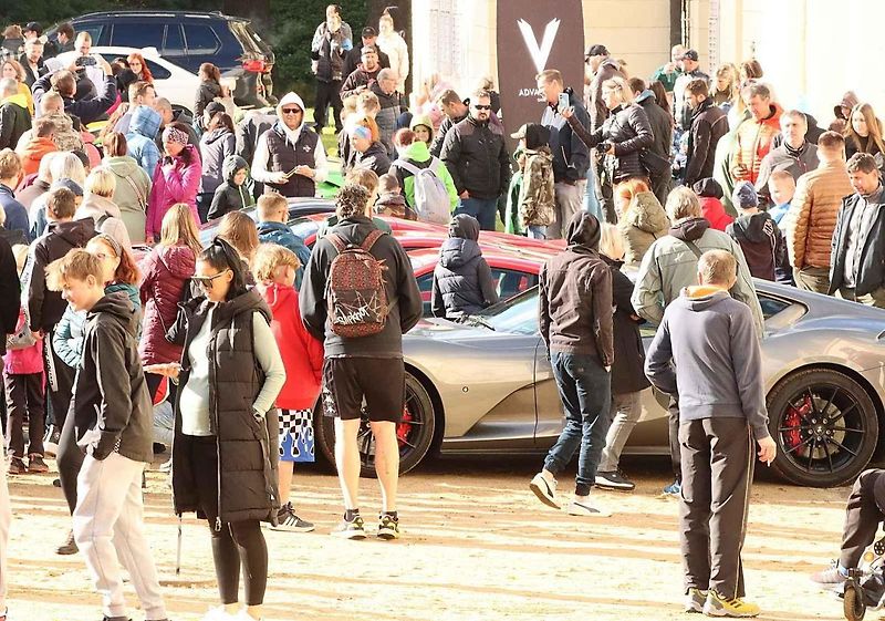 Luxusní supersporty projely západ Čech, milionové rarity přibrzdily v Kynžvartu