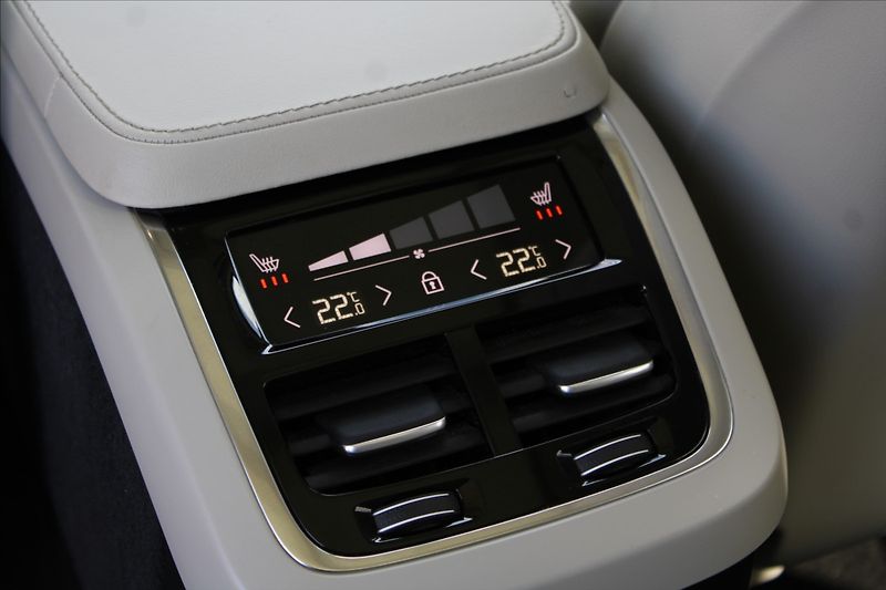 Volvo XC90 2,0 B5  ULTIMATE,7.MÍST,ZÁRUKA - fotka 31 z 47