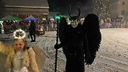 Čertovský průvod Krahulčím ve sněhu. Pekelníci měli sraz na velkém parkovišti u masny.