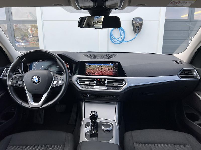 BMW Řada 3 318i A/T Model Advantage - fotka 6 z 26