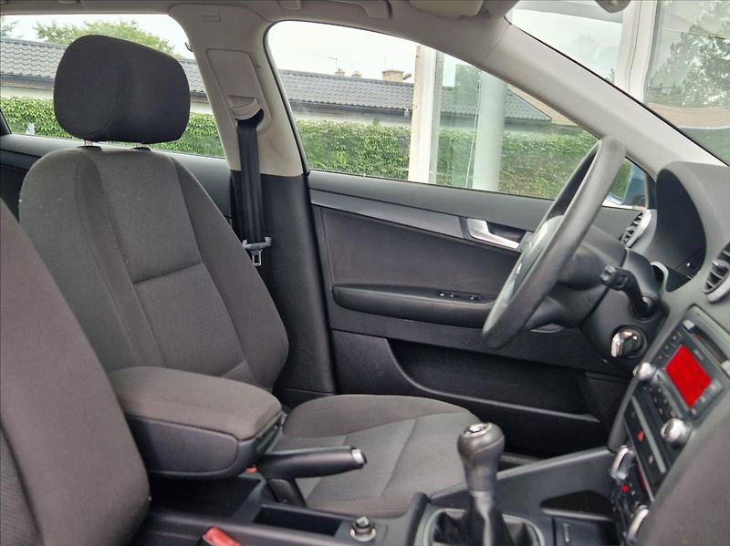 Audi A3 1,6 MPI SPORTBACK AUTOAC PANO - fotka 14 z 32