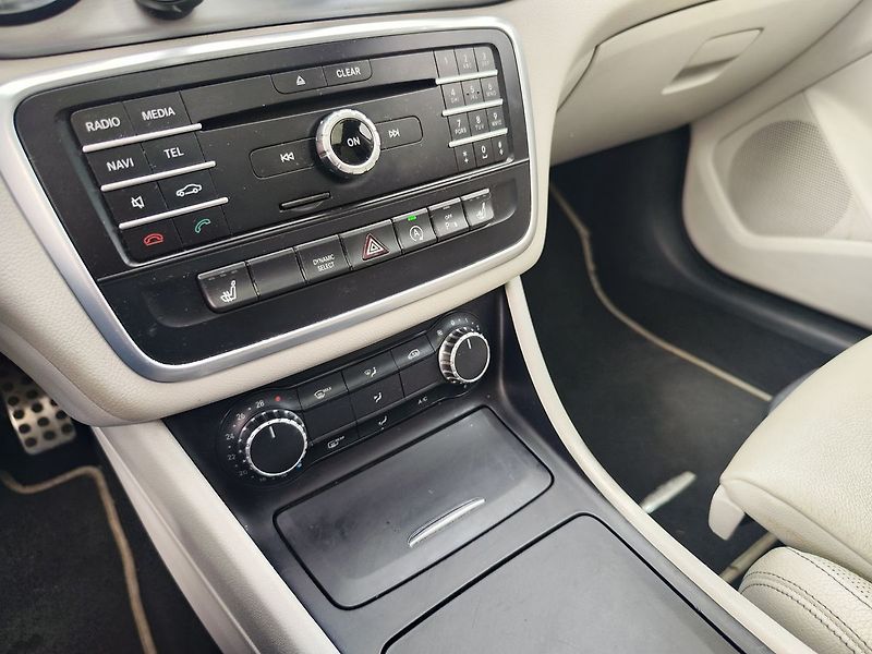 Mercedes-Benz CLA CLA200/130kW AMG LINE AT - fotka 18 z 26