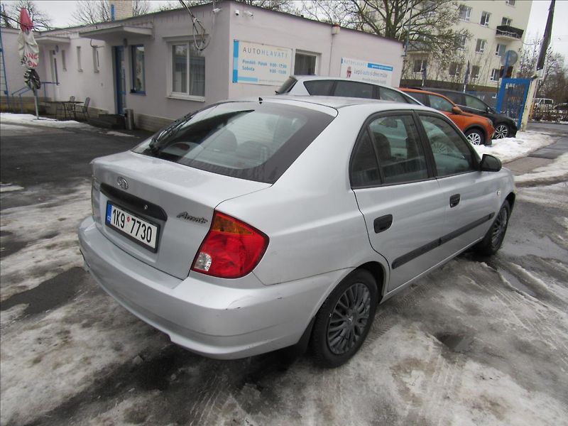 Hyundai Accent 1,3 63kW - fotka 6 z 23