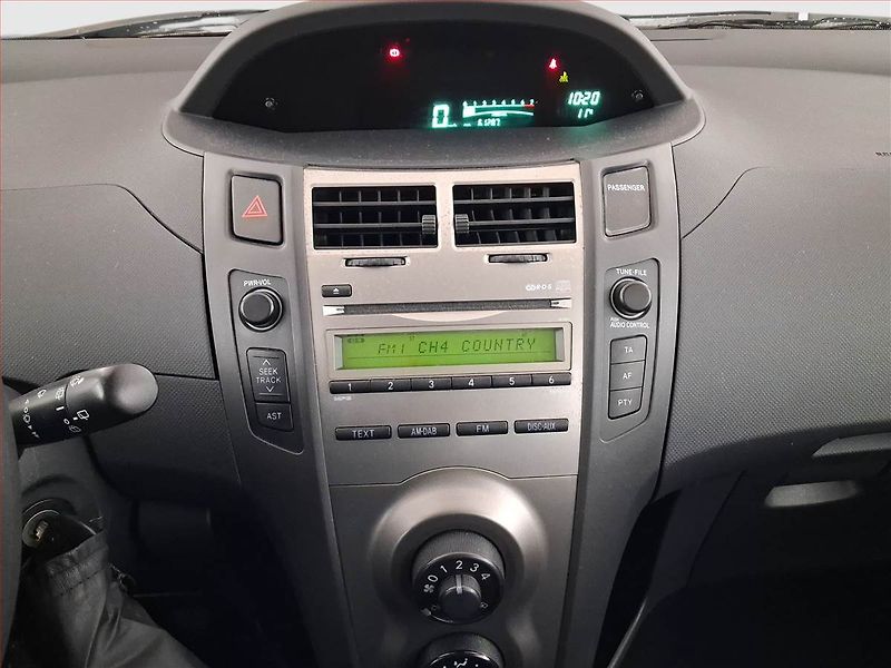 Toyota Yaris (2009) 1.0 VVT-i - fotka 12 z 17