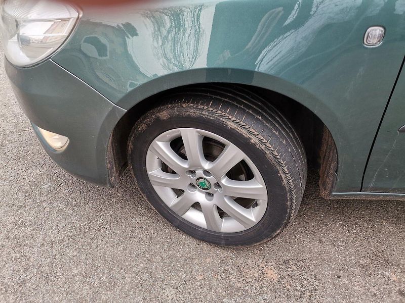 Škoda Roomster (2011) 1.2TSi 63kw Ambiente ČR - fotka 21 z 24