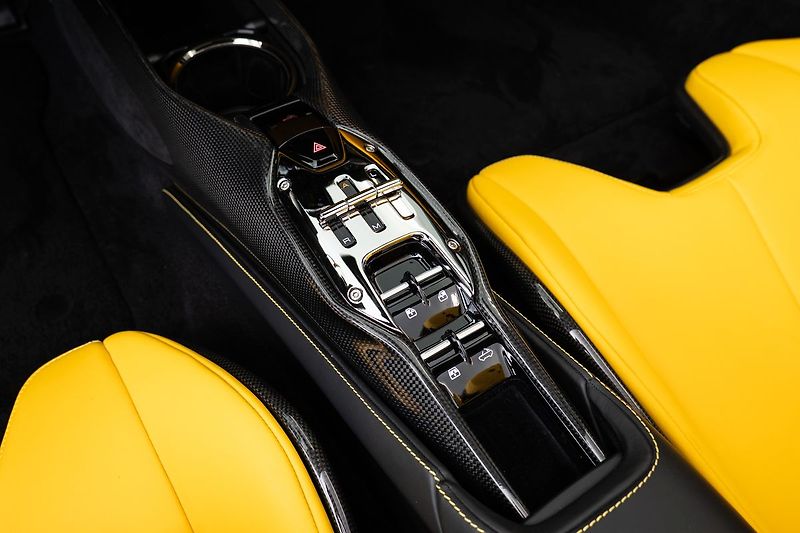 Ferrari SF90 Spider Tailor Made - fotka 15 z 27