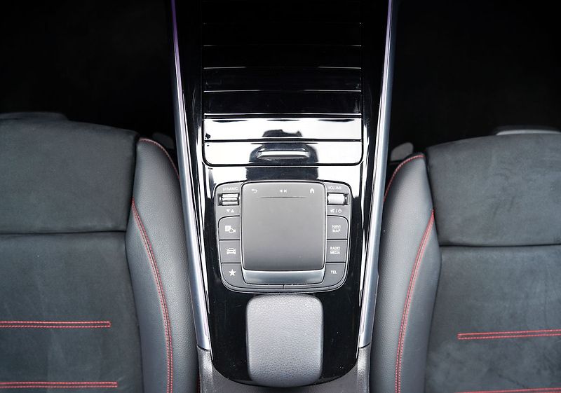 Mercedes-Benz GLB 200d 4Matic/AMG/AT/150 PS/Led - fotka 36 z 50