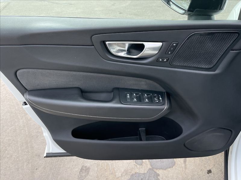 Volvo XC60 2,0 B4 A8 Ultimate Dark LED - fotka 13 z 22
