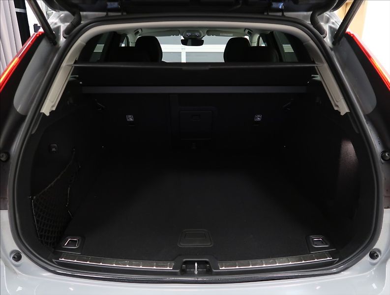 Volvo XC60 2,0 B4 AWD PLUS DARK 1. MAJ ČR - fotka 49 z 55
