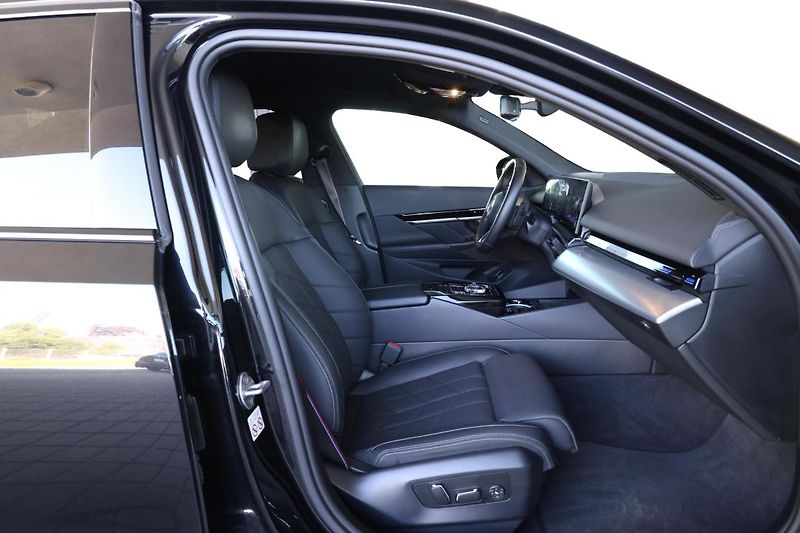 BMW Řada 5 520d xDrive - fotka 23 z 32