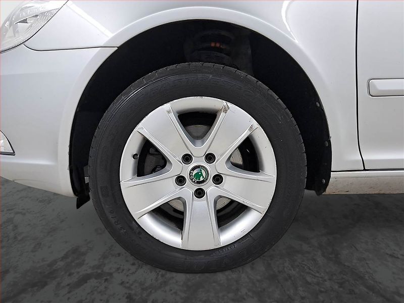 Škoda Octavia (2011) Elegance 1.9 TDI, Tempomat - fotka 15 z 20