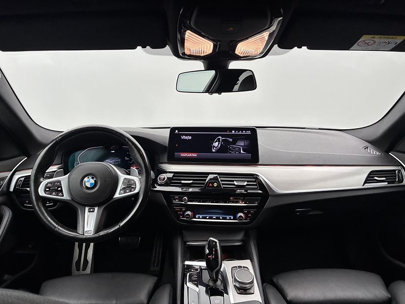 BMW Řada 5 3,0 540i 245kW xDrive DPH - fotka 26 z 34