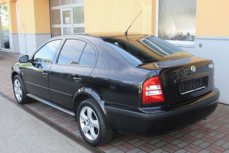 Škoda Octavia Tour 1.9 TDi CLIMATRONIC - fotka 2 z 25