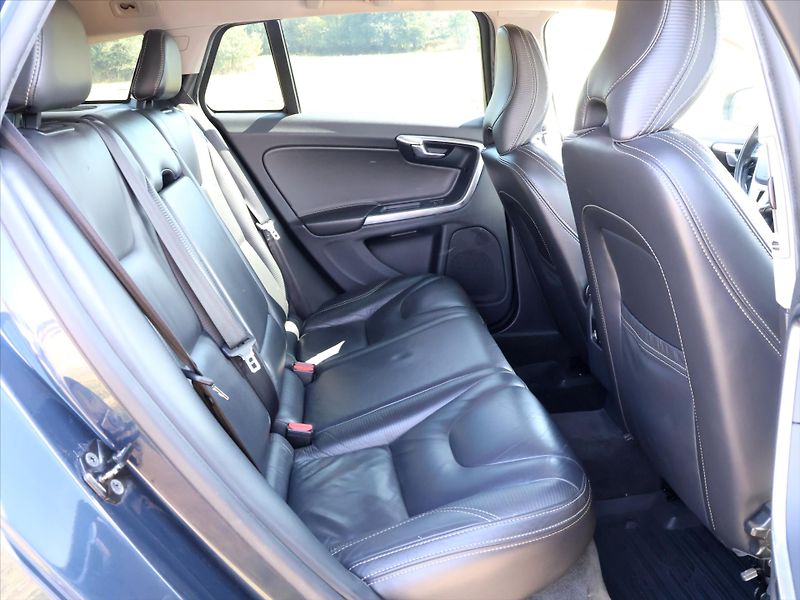 Volvo V60 2,4 D4 V5 Aut. AWD R-design - fotka 13 z 32