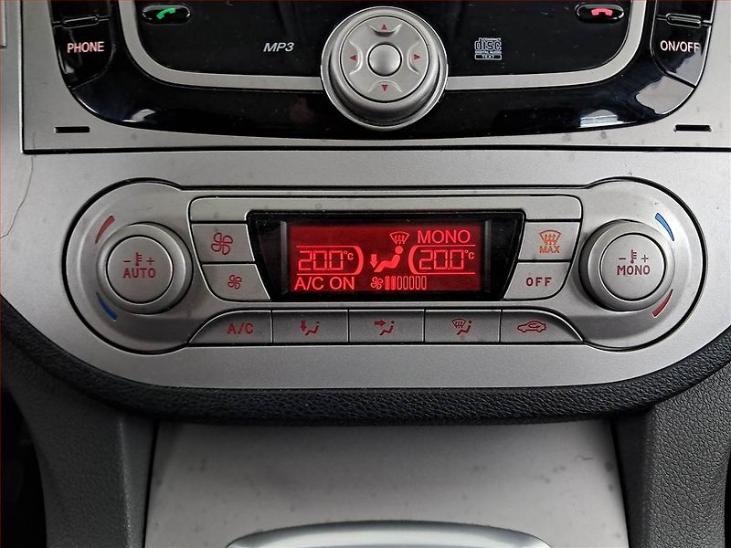 Ford Kuga (2010) 2.0 TDCi, 4X4, Park. senzory - fotka 15 z 18