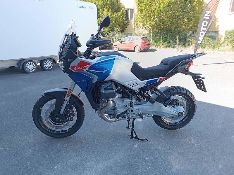 Moto Guzzi V 100 Stelvio (2026) Stelvio V100 Duecento Tributo - fotka 4 z 15