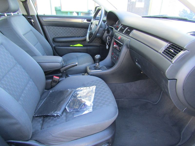 Audi A6 (2003) 1.9 TDI 96kW 2 SADY PNEU - fotka 26 z 33
