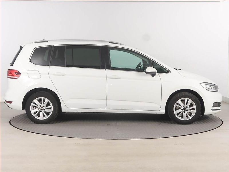 Volkswagen Touran (2023) 2.0 TDI - fotka 6 z 16