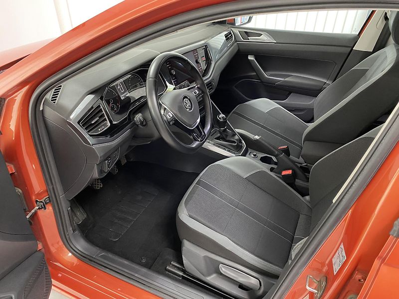Volkswagen Polo 1.0 TSi ČR 1.MAJ. REZERVACE  - fotka 20 z 25