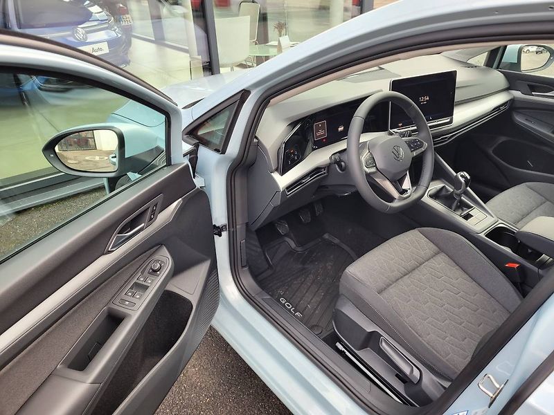Volkswagen Golf (2025) 1.5 TSI People - fotka 8 z 54