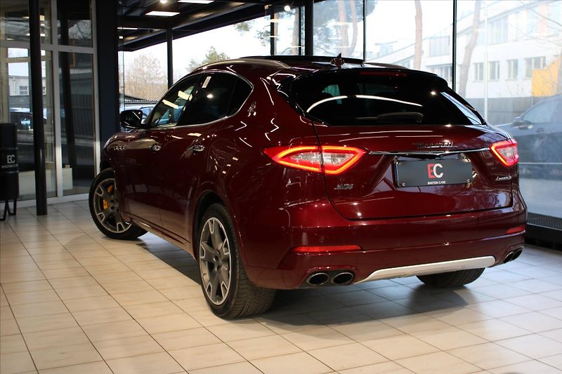 Maserati Levante SQ4 GranLusso ACC/Pano/B&W - fotka 35 z 37