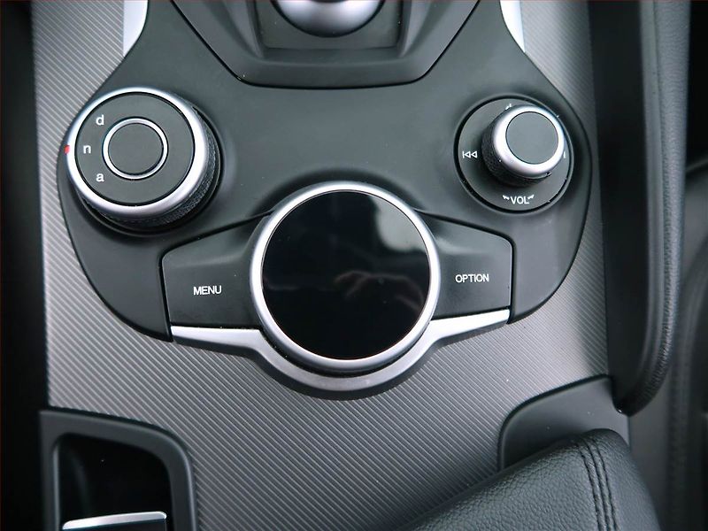 Alfa Romeo Giulia (2018) 2.0 Turbo - fotka 17 z 20