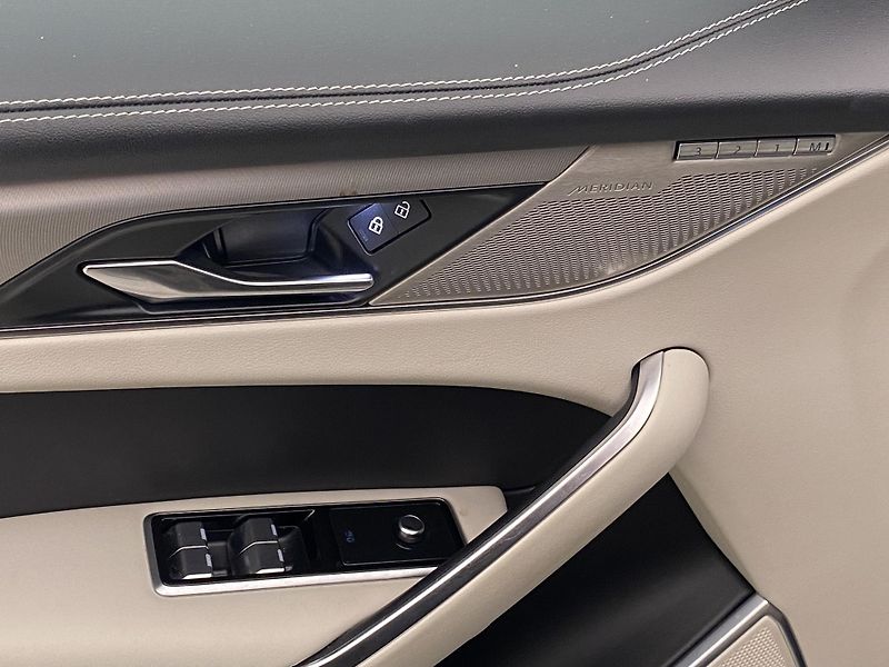 Jaguar F-Pace D300 R-DYNAMIC HSE AWD AUT CZ - fotka 29 z 48
