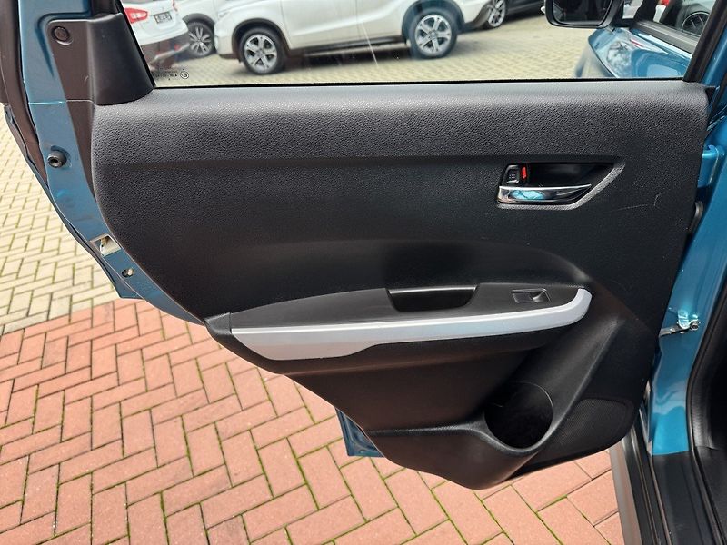 Suzuki Vitara (2015) 1.6i VVT LED Navi Pano Kamera - fotka 22 z 49