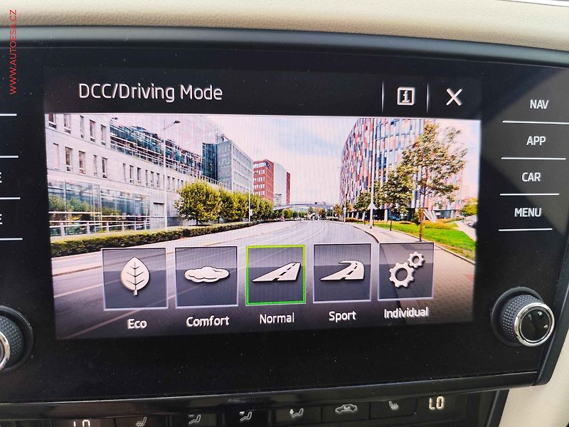 Škoda Octavia (2019) 2.0TDI, ČR, Style, LED, panor - fotka 16 z 33