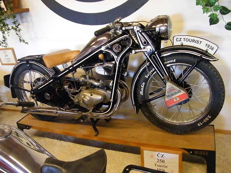 Motocykl ČZ 250 Tourist byl oblíbeným strojem prvorepublikových motocyklistů.