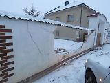 Řidička Škody Octavie bourala v úterý 31. ledna v Sudkově. Po smyku se zastavila až o zeď u domu, do níž udělalo auto velkou díru.