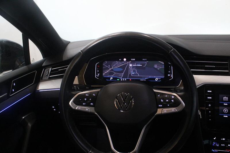 Volkswagen Passat (2021) 2.0TDI DSG Info display Matrix - fotka 38 z 43