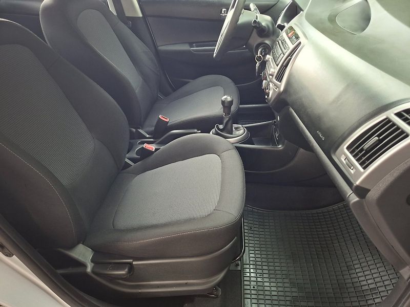 Hyundai i20 (2012) 1.2i 63kW -KLIMATIZACE-S.KNIHA - fotka 16 z 29