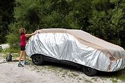 Nejlepší nápad před krupobitím je schovat auto pod střechu. Pokud tu možnost nemáte, na trhu jsou speciální plachty, které vás a vaše auto ušetří nejhoršího.