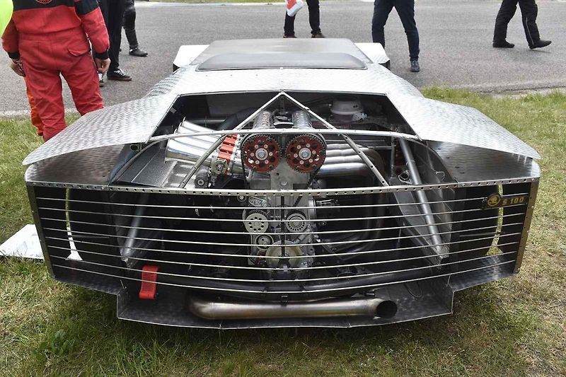 Původní Škoda 100 se postupně změnila v tento supernízký speciál.