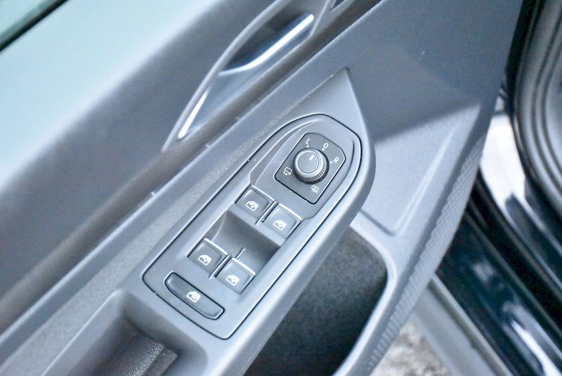 Volkswagen Golf (2022) GTI 2.0 TSI 180kW - fotka 33 z 33