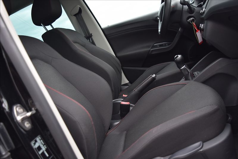 Seat Ibiza 1,2 i 66KW FR-LINE NÍZKÉ KM - fotka 35 z 39