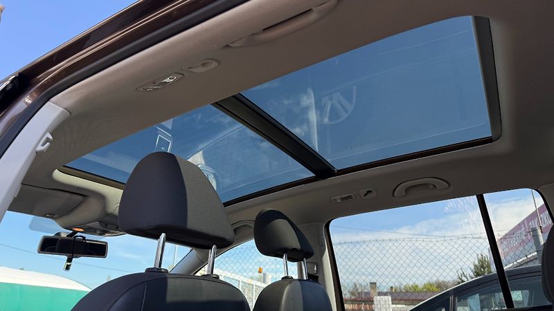 Volkswagen Touran (2011) 1.6TDi 77kW REZERVOVANO - fotka 21 z 23