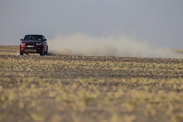Range Rover Sport stanovil rekord v přejezdu pouště Rub al-Chálí.