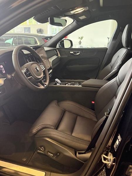 Volvo XC60 (2026) B5 PLUS BLACK + 4SERVIS/ZÁRUKA - fotka 8 z 18