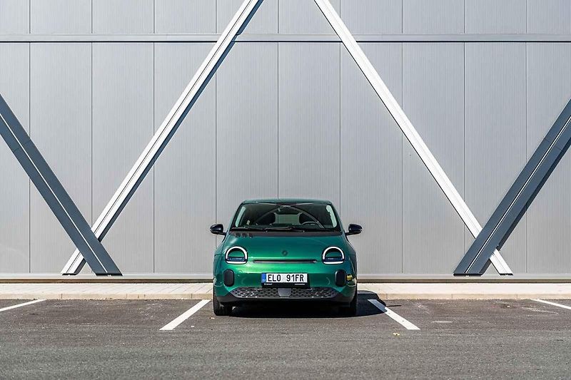 Tento malý elektromobil už budí zaslouženou pozornost v ulicích našeho hlavního města.