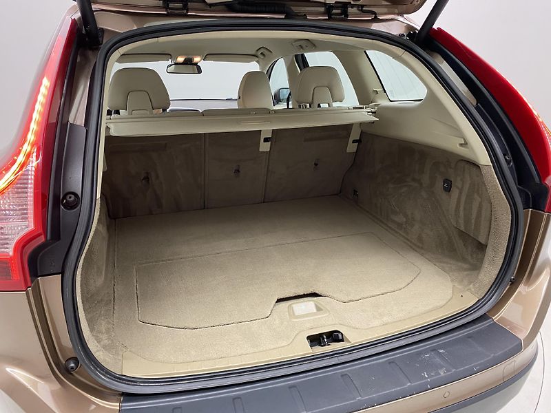 Volvo XC60 D4 AWD MOMENTUM CZ - fotka 6 z 45