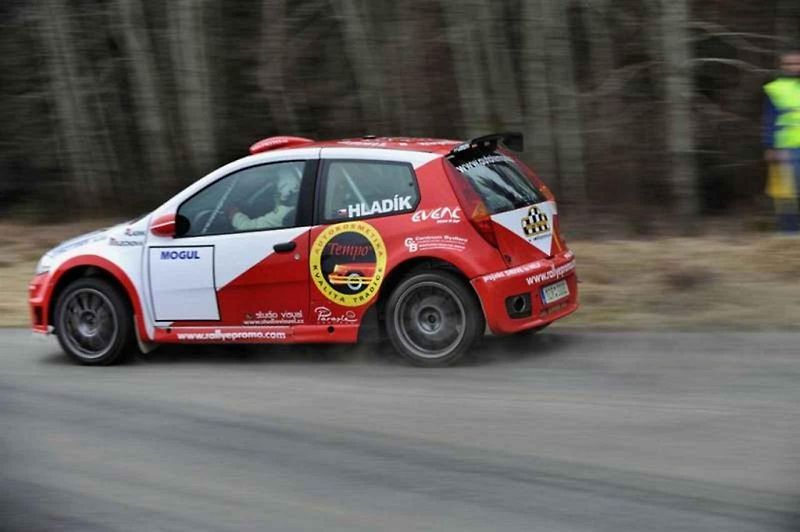 Jiří Hladík se svým zbrusu novým vozem Renault Clio Rally5 Phase II.