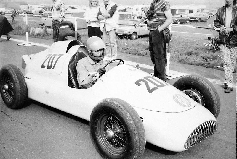 Tatra 607 monopost byl závodní speciál, který splňoval specifikace tehdejšího seriálu mistroství světa F1. Na snímku je jeden z jezdců s vozem Tatra 607-2 na startu Lounského trianglu. Asi v roce 1955.