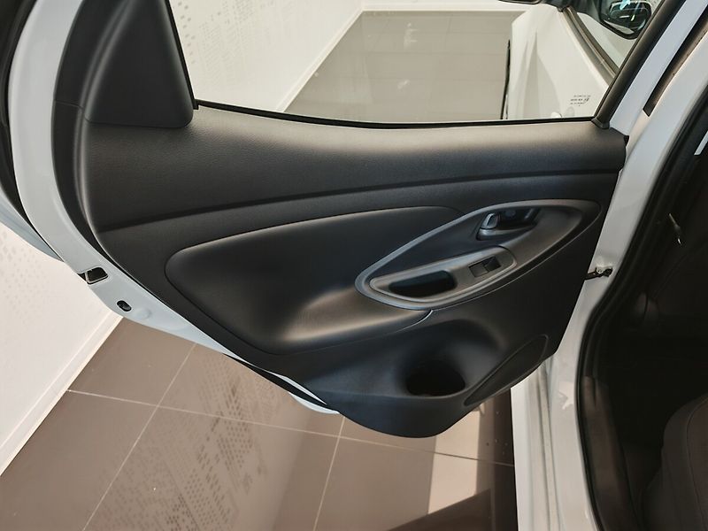 Toyota Yaris 1.5 Hybrid Comfort - fotka 19 z 28