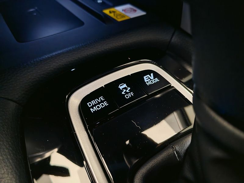Toyota Corolla Cross 2.0 Hybrid Style Tech - fotka 16 z 19