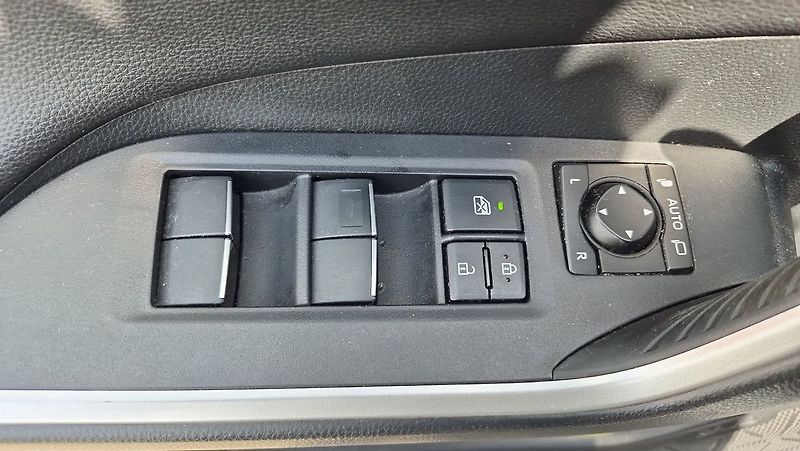 Toyota RAV4 Comfort  Style 2,5 HEV 4x4 - fotka 19 z 22