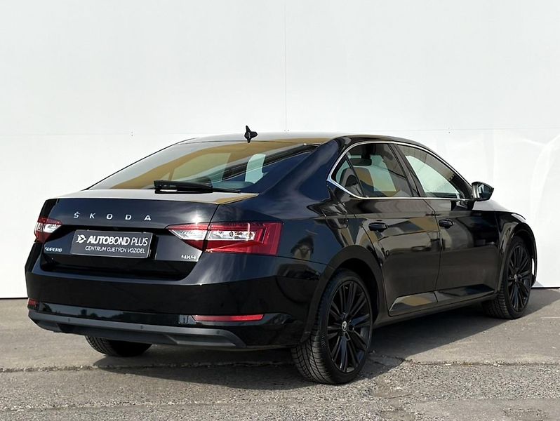 Škoda Superb 2.0 TDI 4x4 DSG / 147 kW Style - fotka 2 z 24