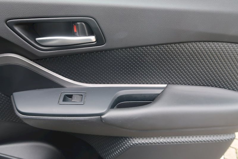 Toyota C-HR (2022) 1,8 Hybrid 90kW e-CVT Comfort - fotka 18 z 34