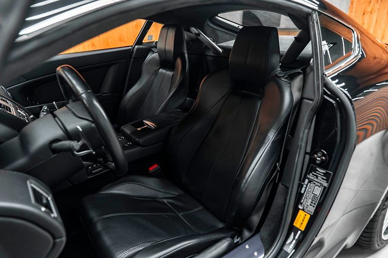 Aston Martin V8 Vantage N400 142/240 - fotka 6 z 23